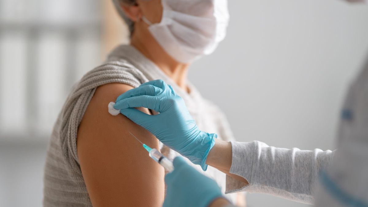 Od 1. března se mohou hlásit k očkování lidé nad 70 let